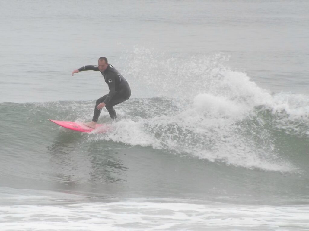 catching surfing waves on short boards