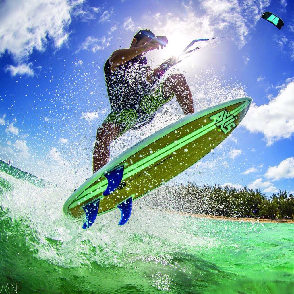 surfing short board
